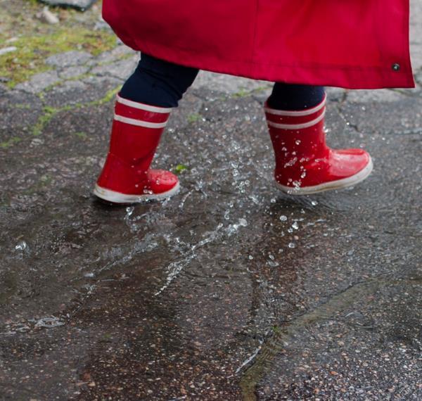 Moniääninen lapsuus Living Stories tutkimusryhmä Vetäjä: Virve Keränen Suoritustapa: Essee (12-17 sivua, 5op) Toivotetaan tervetulleeksi esseet lapsista, lapsuuksista,