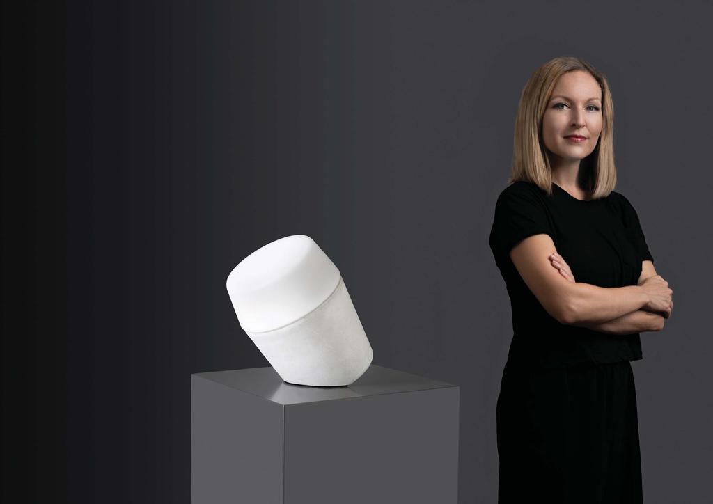 LOUHI BY JENNI INKEROINEN Monimuotoinen, rento ja suoralinjainen Jenni Inkeroisen Sessakin kanssa yhteistyössä suunnittelema pöytävalaisin Louhi on kehitetty sopimaan monenlaiseen tilaan.