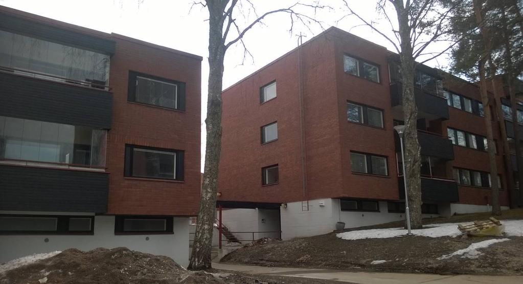 Arkkitehtuurille on leimallista punatiilen käyttö ja tehostemateriaalina mustat vaaka- tai pystysuuntaiset puiset julkisivupanelit ikkunanauhoissa tai parvekkeiden kaideaiheina.