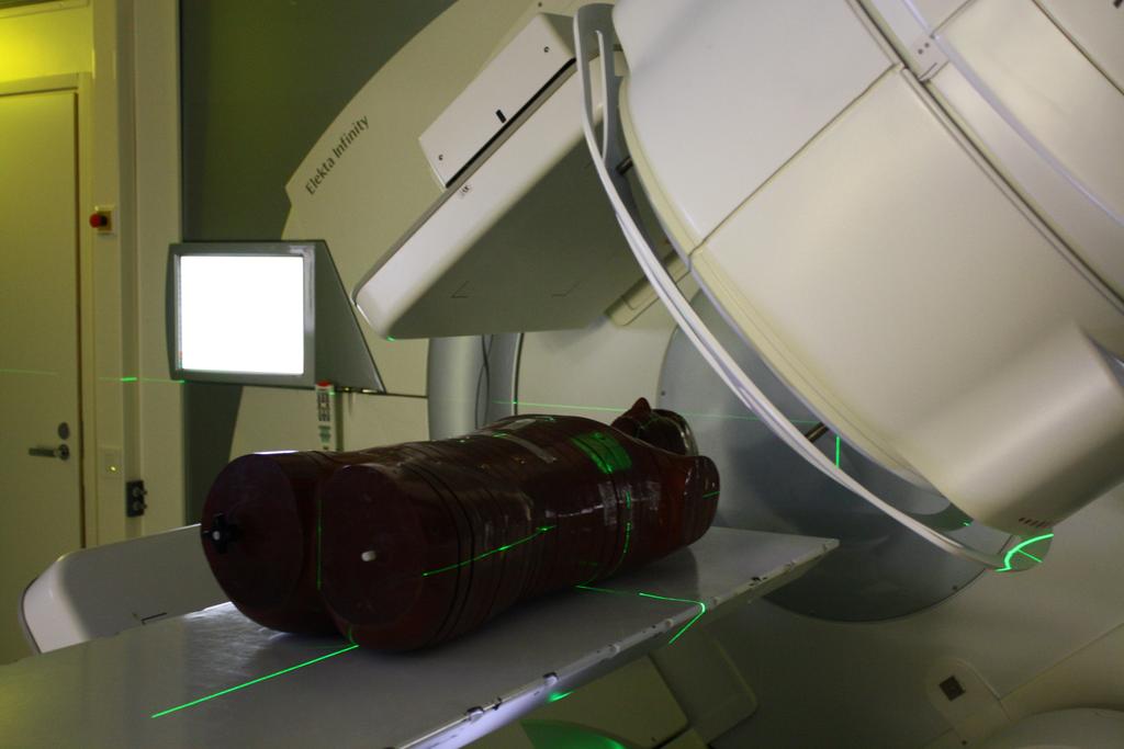 Kuva 2: Potilaan asettelussa hyödynnetään laservaloja ja ulkoisia referenssipisteitä, jotta hoitoasento pysyisi identtisenä jokaisella sädehoitokerralla.