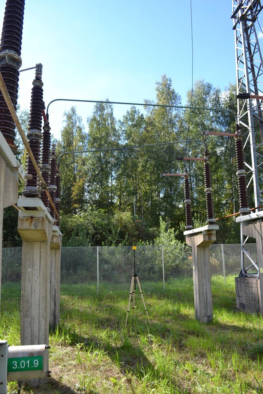 40 (51) KUVA 14 110-kilovoltin voimajohtoja anturin yläpuolella. Mittakorkeus on kuvan tilanteessa 1,5 m. 8.1.4 Laakerin kuumennin Tehtaan verstaalla sijaitsee liikuteltavan kokoinen, verkkovirralla toimiva laakerin kuumennin.