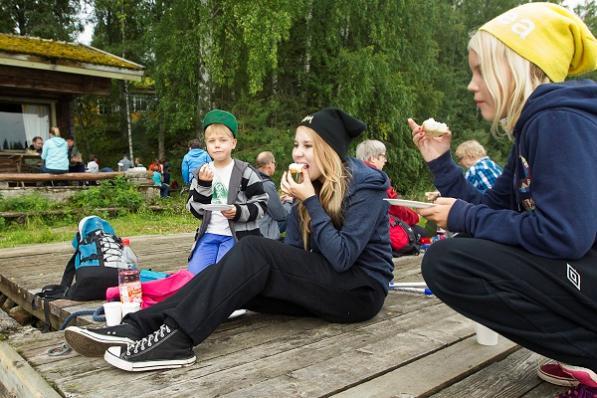 YKSITYISKOHTAINEN KUVAUS KUOPIOLAISTEN LASTEN,