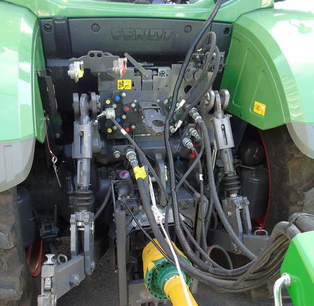 5.10 Hydrauliikkaletkujen kytkentä traktoriin VAARA: Sammuta traktori ja poista virta-avain ennen hydrauliikkaletkujen kytkemistä Varmista, että traktorin moottori on sammutettu ja virta-avain