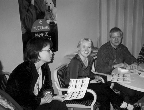 Esperanta Finnlando Esperantobladet huhtikuu aprilo 2/2001 Tradukado de komiksoj en Vintraj Tagoj. Fotitaj Anna Ritamäki, Riitta Hämäläinen kaj Timo Pirinen.