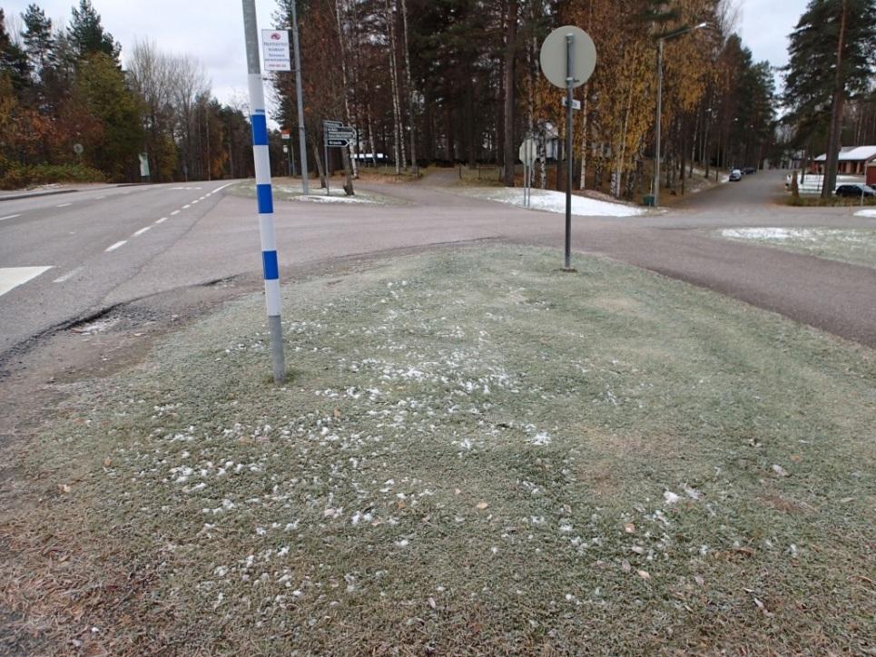 - Kirkkotien liittymässä Pertuntien suojatie johtaa pientareelle ja nurmialueelle, eikä selkeää yhteyttä väylälle ole muualta kuin liittymän kautta. Myös Kirkkotien ylittävä suojatie puuttuu.