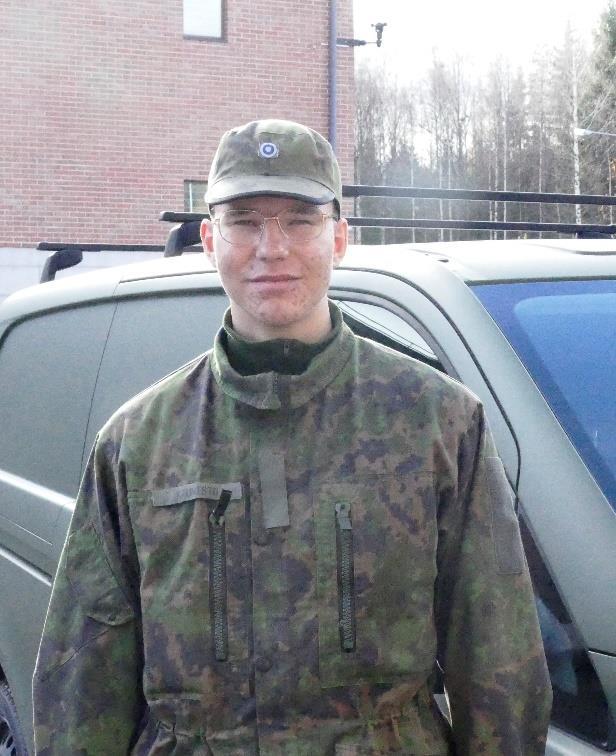 Nimi: Kaunisto, Tuomas Ikä: 19 Sotilasarvo: Lentosotamies Koulutushaara: B-kuljettaja Siviilisääty: Naimaton Koulutus: Ylioppilas Harrastukset: Kuntosali ja lenkkeily Mitä odotit