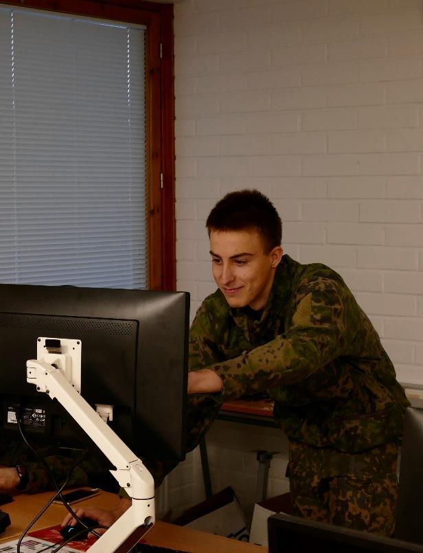 Autoa oppii ajamaan paremmin ja muut käytännön taidot kehittyvät. Paras inttimuisto? Se leirien jälkeinen fiilis, kun pääsee takaisin kasarmille ja kotiin!