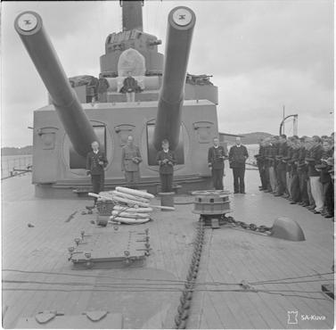 Pintasodankäynti Tykkiveneet Peipsjärvellä. Näin massiivisella ja ilmavoimia sitovalla pommituksella olisi vielä 16.7.1944 ollut varmaan tärkeimpiäkin kohteita.