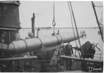 Torpedot Torpedoaseen kehitys merivoimissa 1900-luvulla Torpedoon kiinnitetään etuosa räjähdysaineineen. Lahdenpohja 1942. Kuva: SA-kuva.