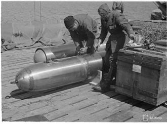 kokemukset levisivät meriupseereiden ulkomaisiin sotilasopetuslaitoksiin tekemien opintomatkojen myötä Suomeen. Vartiomoottoriveneen torpedo. Kuva sotasatamasta Helsingistä vuodelta 1941.