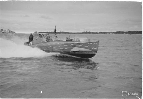 Laivastolaki Laivastolaki sisälsi myös moottoritorpedoveneiden hankinnan. Kuvassa moottoritorpedovene vauhdissa Kotkan edustalla vuonna 1941. Kuva: SA-kuva. myös maa-ammuntoihin.