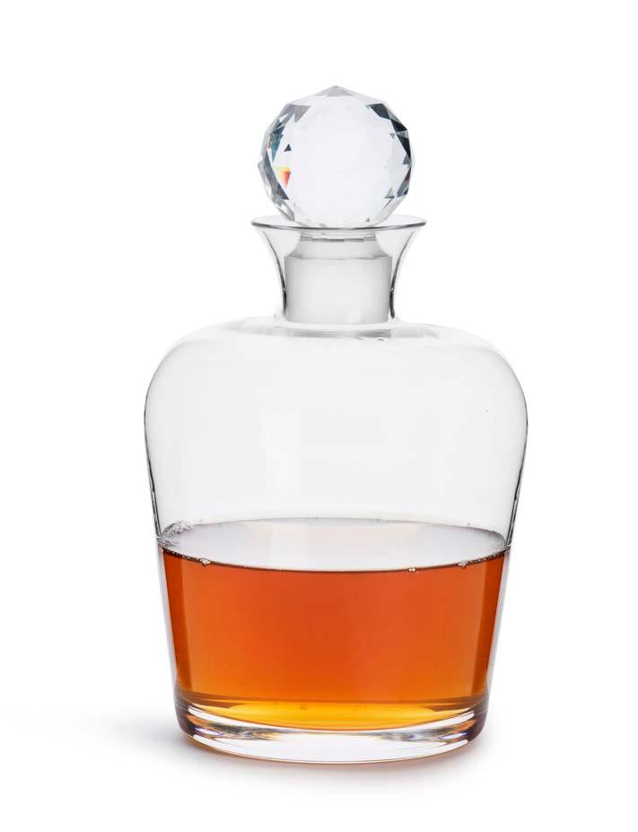 5017849 CLUB VISKIKARAHVI Kristallikorkki Upeassa lasisessa viskikarahvissa on optisesti leikattu lasikorkki. Kaunis sisustusesine ja mainio lahja. Suupuhallettua lasia.