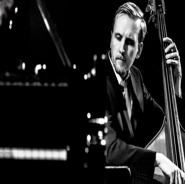 21 Mikko Pellinen (kuva: Olli Sulin) Mikko Pellinen jazz-muusikko, basisti, säveltäjä ja opettaja.