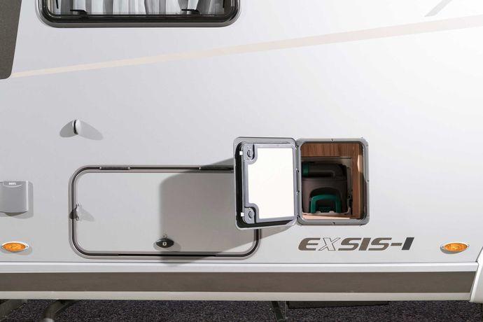 Hymermobil Exsis-i -mallin säilytyslokeroista löytyy tilaa lisätarvikkeille ja pienosille.
