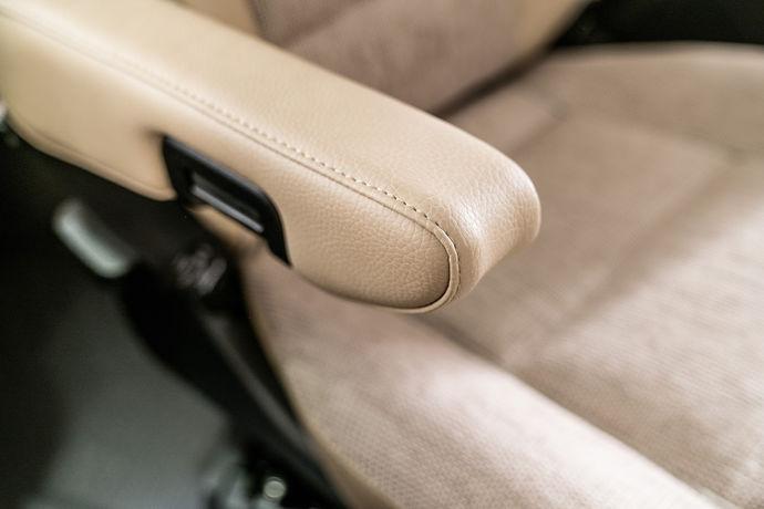 Erittäin mukavat istuimet HYMER SMART Control Ohjaamon käännettävät istuimet on integroidussa Exsis-i-matkailuautossa verhoiltu kokonaan asuntoosan kankaalla.