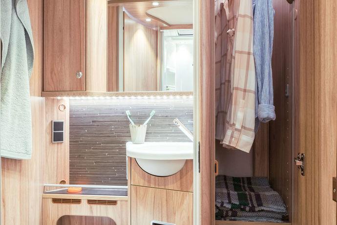 Hymermobil Exsis-i:n pohjaratkaisuissa 594 ja 678 on valmiina mukava kylpyhuone, jossa WC-tila voidaan yksityisyyden varmistamiseksi erottaa käännettävällä ovella.