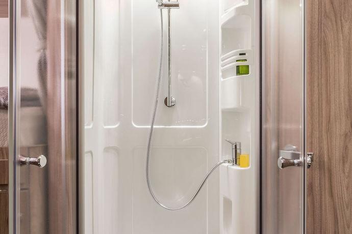 Pohjaratkaisujen 594 ja 678 kylpyhuoneessa oleva erillinen suihku lupaa ensiluokkaista mukavuutta.