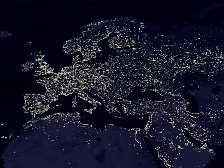 TEN-verkot TEN-verkot (Trans European Networks) käsittävät: Liikenneverkot (TEN-T) Energiaverkot (TEN-E) Tietoliikenneverkot (eten) EU:n arvio on, että TEN-T-verkkojen implementointi kuluvalla