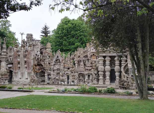 Tulipahan käytyä PALAIS IDEAL DU FACTEUR CHEVAL On huhtikuu 1879. Erään kierroksensa aikana paikallinen postimies Ferdinand Cheval, 43, löytää oudon kiven herättäen hänessä unelman.