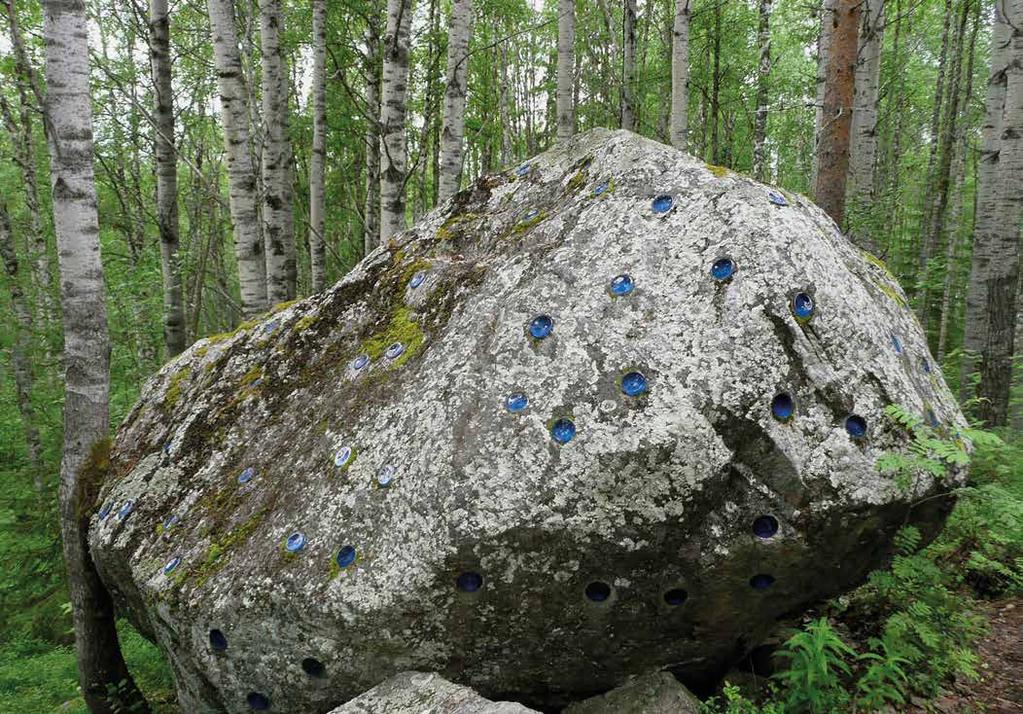 176 N:o 11 12 2015 2015 N:o 11 12 177 Käynti Vaassila Kieleväisen kivellä kuuluu lähes jokaisen vienanmatkaajan ohjelmaan Vuonnisessa.