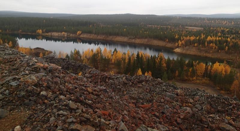 Kuvat 6 ja 7. Näkymä aikaisemman toiminnan sivukivialueelta Hannukaisen vanhalle kaivosalueelle.
