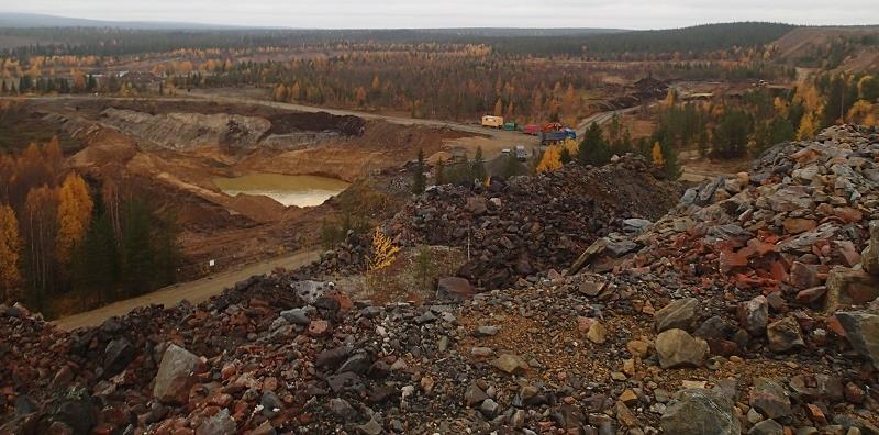 Alemmassa kuvassa keskellä on koetoiminnan aikainen louhos, jota ollaan täyttämässä maanpoistomassoilla, ja sen takana osin nähtävissä alueella olevista