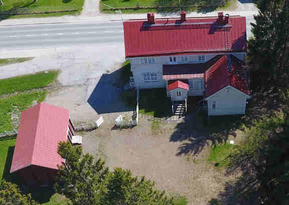 Liljeqvistin suunnittelemaan kirkkoon. Kirkko on tyypiltään päätytornillinen pitkäkirkko. Kirkkosalissa on leveä holvattu keskilaiva, jota kannattavat betonipylväät.