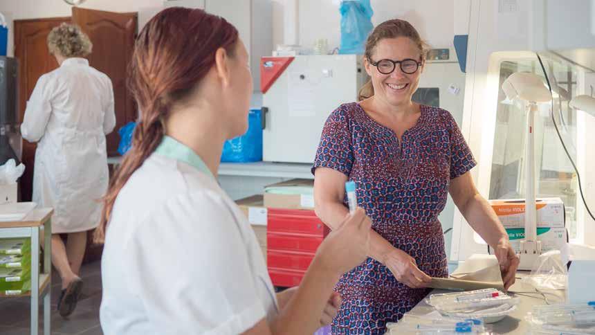 Anu Kantele laboratoriossa Beninissä. Kuva: Else Kyhälä den sisältämiä mikrobeja ja selvittää antibiooteille resistenttien kantojen esiintymistä.