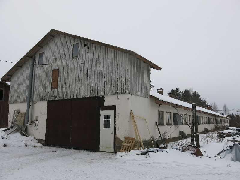 12 / 48 Vuoraus Katemateriaali Katon muoto pystylauta-peiterimoitettu sileä rappaus mineriitti satula Kuvaus ja historia Laatikkotehdas on pitkä, suorakaiteen muotoinen rakennus.