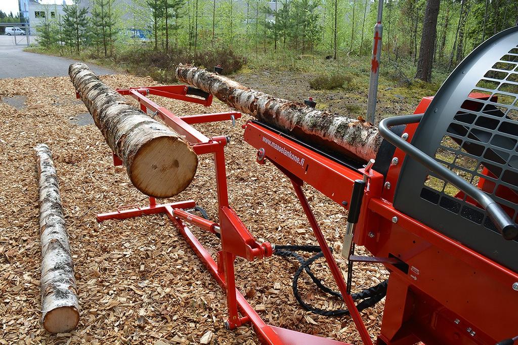 8 3. Kun nostin on täysin yläasennossa, vieritä puu kerrallaan koneen syöttökuljettimell e ja syötä puuta eteenpäin koneen hallintalaitteilla. Huom!