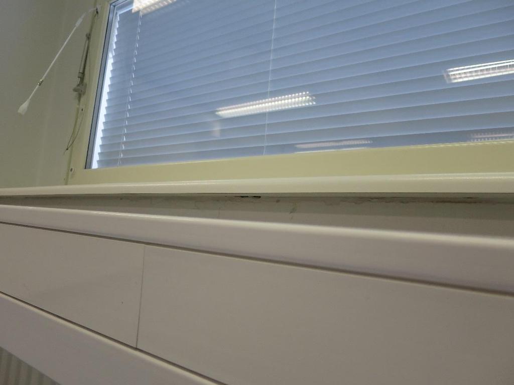 6/6 Kuva 4. Tehtyjen silmämääräisten havaintojen mukaan ikkunalautojen alapuolisissa ilmatiivistyksissä on paikoin ilmavuotoreitteinä toimivia rakoja.