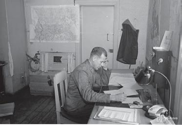 1942) ja oikealla vastavakoilutoimiston päällikkö,