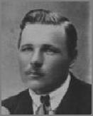 Lambert Grönroos Mies, jonka oli määrä näytellä suurta roolia Viialan vuoden 1918 tapahtumissa, palasi kotikulmilleen syksyllä 1917. Hän palasi Venäjältä aliupseerina. Hän oli sotinut kolmisen vuotta.