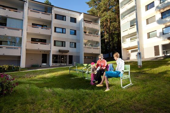 Asuminen laatusuosituksessa Asumisen ja palvelujen suunnittelussa normaaliuden periaate: ikääntyneiden asunnot mahdollisimman usein tavanomaisessa asuntokannassa Asumisen ja palvelujen kehittämisen