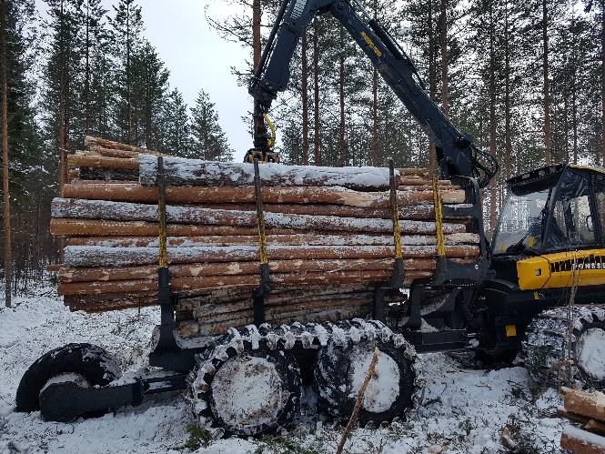 Lisäpyörää ei irrotettu normaalia kuormatraktoriajoa varten, vaan sen paino kompensoitiin kuormaa keventämällä.