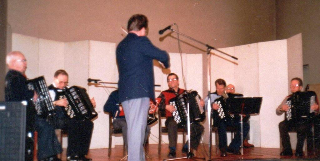 Yhdistyksen orkesteri 10.12.1984 esiintymässä.