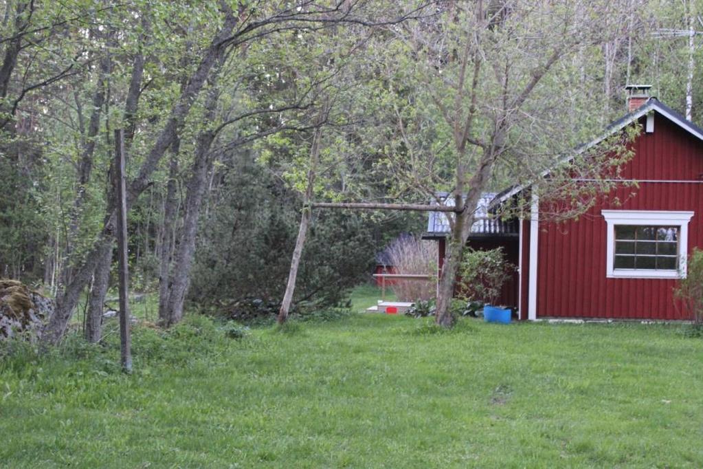 4 Kuva 1: Mökin piha-alue Kuva 2: Mökin ranta-alue 2.