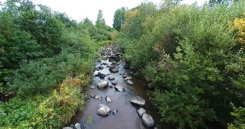 rakennettu pohjakynnys, joka alivirtaamakausilla