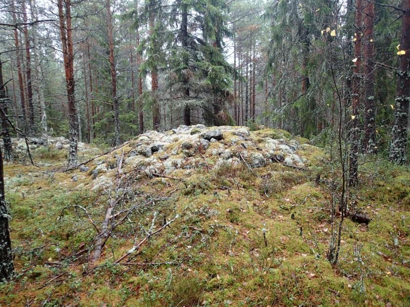 15 : Etualalla on itäinen röykkiö, ja taustalla
