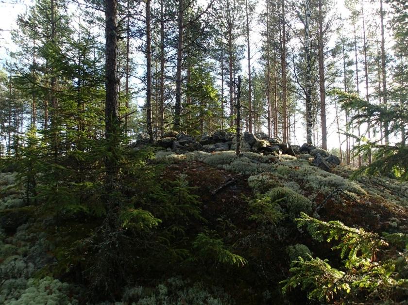 Röykkiö näkyy parhaiten alaviistosta. Kuvattu kaakkoon.