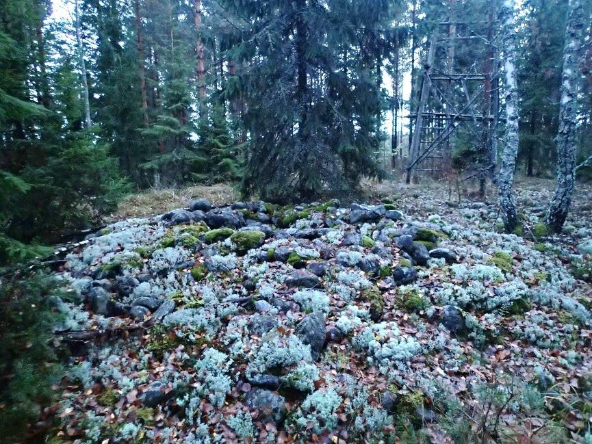 Kohteen muinaisjäännösrekisterissä oleva vanha sijainti on merkitty vihreällä pallolla.
