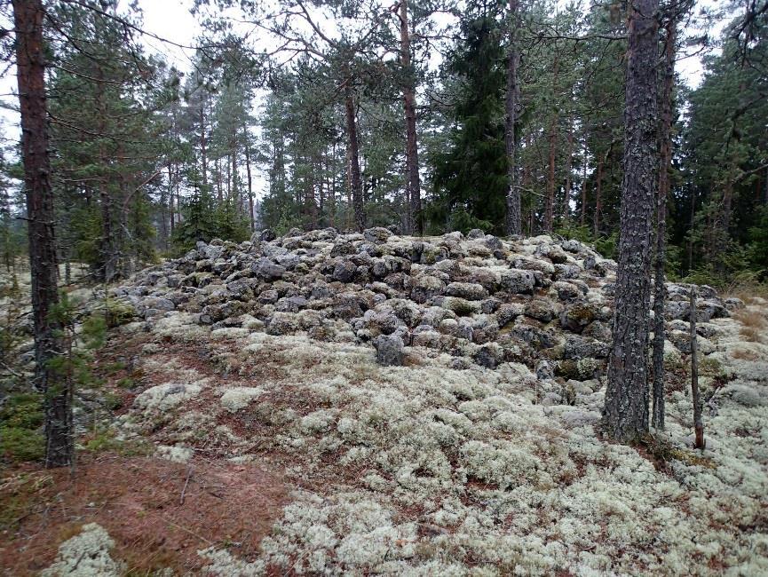 15 Keskimmäinen röykkiö (alakohde 2). Kuvattu etelään. Eteläisin röykkiö (alakohde 3).
