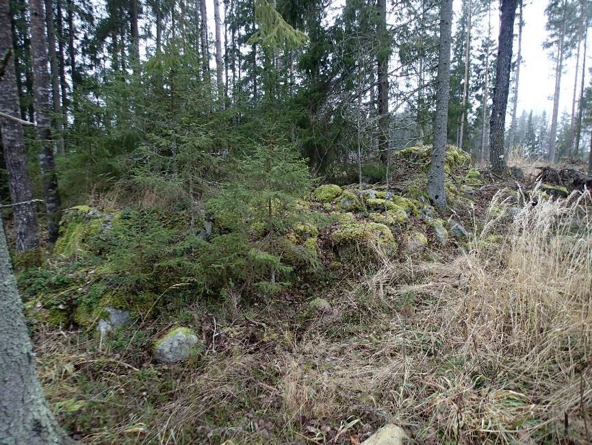 21 leen kivistä, ja viljely on lopetettu todennäköisesti viimeistään siinä vaiheessa, kun käyttöön on tullut koneita. Nykyinen pellon reuna on noin 25 m röykkiöstä kaakkoon.