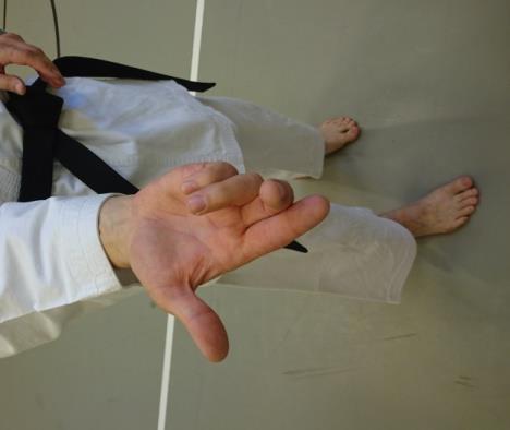 Budoseura Heiwa ry Aloittajan opas (2018/b) s.10 Käden asemat Nyrkki (SEIKEN) Oiken tehty nyrkki rullataan kukin sormi erikseen ei siis kaikkia sormia yhdessä rullaten, kuin rullatorttua kääriessä.