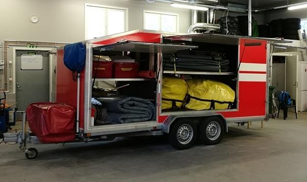 automaattivaihteisto, 2850 litran vesisäiliö, kiinteä 16 kva:n generaattori sekä 5,5 tonnin vinssi. KU 167 KU 161 Säiliöauto Volvo FM D13-FM62RB-A8 TA-STEER- 6X2/390+137 on vuosimallia 2007.