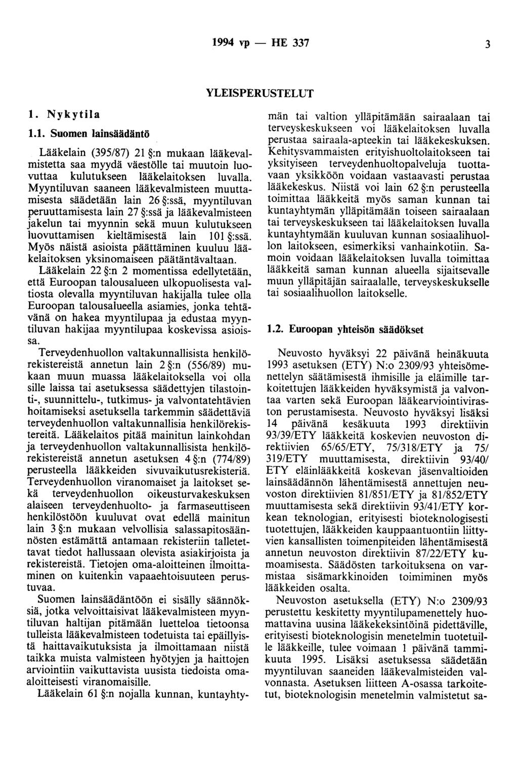 1994 vp -- FIE 337 3 YLEISPERUSTELUT 1. Nykytila 1.1. Suomen lainsäädäntö Lääkelain (395/87) 21 :n mukaan lääkevalmistetta saa myydä väestölle tai muutoin luovuttaa kulutukseen lääkelaitoksen luvalla.