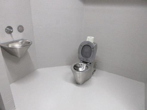 Poliisivankilassa oli myös kalustamaton aktiivihuone ja käräjäsali sekä pyykkitupa pesukoneineen ja kuivauskaappeineen.