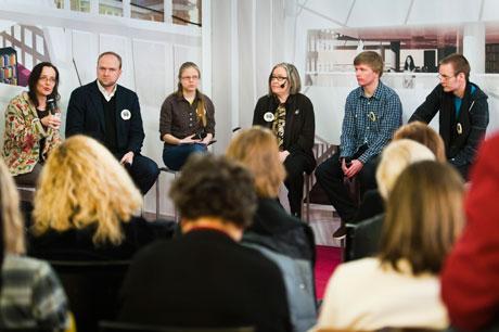 Paneelikeskusteluun osallistuivat keskustakampuksen ainejärjestöjen edustajat, dekaani Liisa Laakso, kampuskirjastonjohtaja Pälvi Kaiponen ja arkkitehti Vesa Oiva.