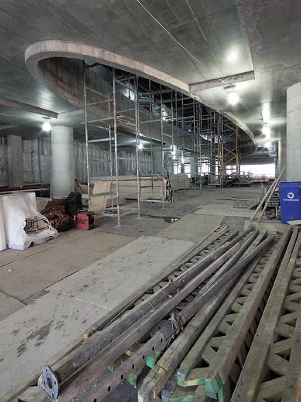 Kaisa-talossa vaativia betonirakenteita 8 Sirkka Saarinen Sirkka Saarinen 7 9 reiden takia. Esimerkiksi muottikalustolle ei välivarastointitilaa ollut juuri lainkaan.
