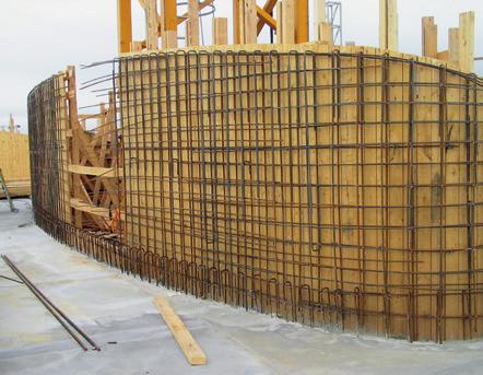 Uudisosan runkorakenteena on paikallavaletut teräsbetonipilarit, joiden varassa on 400 mm korkea laattapalkisto. 10 x 10 metrin jänneväli määräytyi vanhan kantavan rungon perusteella.